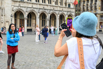 Turisti se fotografišu u centru grada. Turisti se fotografišu u centru grada. Brisel, Belgija