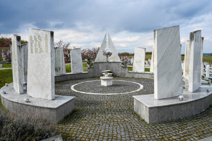Spomen obilježje Humci, Bihać Memorijal braniocima grada Bihaća, napravljen na gradskom groblju Humci 2005. godine. Na pločama su ispisana imena šehida i poginulih boraca.