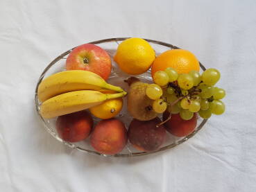Zdjela sa voćem Staklena zdjela sa voćem (banane, breskve, kruška, limun, narandža, jabuka, bijelo grožđe)