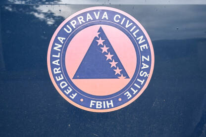Civilna zaštita Civilna zaštita FBiH. Simbol Civilne zaštite na automobilu.