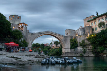 Stari most u Mostaru Stari most u Mostaru i rijeka Neretva