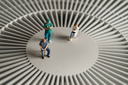 Figurice doktora na površini pročišćvača zraka.