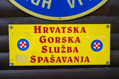 Gorska služba spašavanja, Hrvatska. Gorska služba spašavanja, Hrvatska. Tabla sa natpisom GSS Hrvatske.