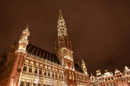 Bruxelles, Belgija: Gradska vijećnica u centru grada noću. Zgrade u Briselu. Grand Place.