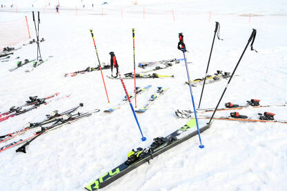 Skije i skijaški štapovi u snijegu Skije i skijaški štapovi u snijegu na planini. Zimski sport i rekreacija. Skijanje.