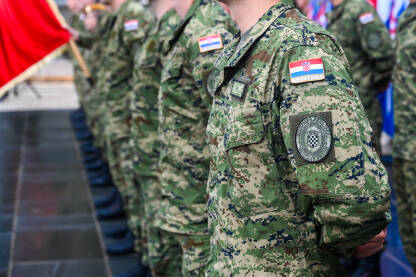Hrvatska vojska. Zastava na maskirnoj uniformi. Oružane snage Hrvatske tokom službene ceremonije. Grb na ramenu vojnika.