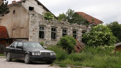 Napuštena kuća od kamena i automobil bez registracije Devastiran objekt u mjestu Ulog, u blizini Kalinovika.