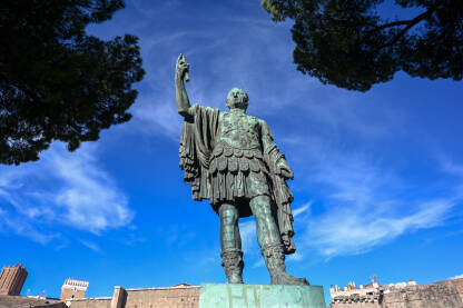 Rim, Italija: Statua Nerve. Bronzani kip cara Nerve ispred Nervinog foruma u Rimu.