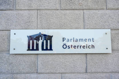 Parlament Austrije. Parlament Austrije. Natpis na ulazu u Austrijski parlament u Beču.
