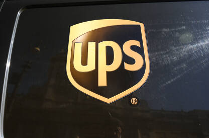 UPS logo na automobilu. United Parcel Service UPS logo na automobilu. United Parcel Service je kompanija za dostavu. UPS simbol na vozilu.