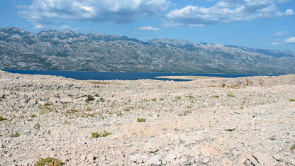 AK1_1065 Priroda na otoku Pagu, Hrvatska. Otok Pag, Jadransko more i planina Velebit u pozadini.