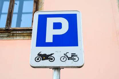 Parking za motocikle i skutere Parking mjesto rezervisano za motocikle i mopede. Saobraćajni znak na parkingu.