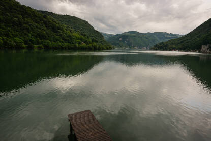 Zvorničko jezero Zvorničko jezero je vještačko jezero na reci Drini, na granici koja se proteže starim tokom reke, između Republike Srbije i Republike Srpske u Bosni i Hercegovini.