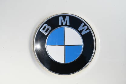 BMW znak na automobilu. BMW znak na automobilu. Bayerische Motoren Werke je njemački proizvođač automobila sa sjedištem u Minhenu.