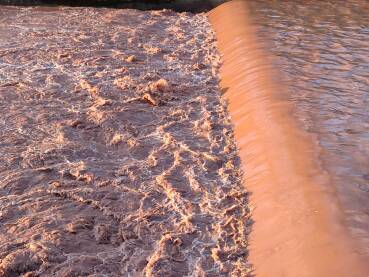 Mutna voda u boji zemlje