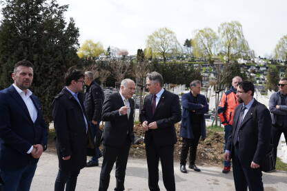 Zeljko Komsic i Valentin Inzko Valentin Inzko i Zeljko Komsic , hrvatski clan predsjednistva u prijateljskom razgovoru