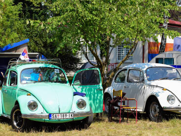 Oldtimer bube na bijeljinskoj bubijadi Stari retro automobili na bubijadi. Zeleni automobil buba. Parkiran sa otvorenim vratima.
