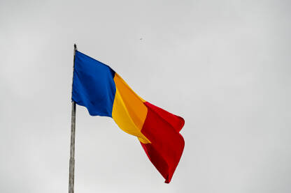 Nacionalna rumunska zastava. Zastava Rumunije postavljena na krov zgrade.