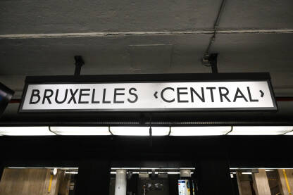 Bruxelles, Belgija, znak na centralnoj željezničkoj stanici. Bruxelles, Belgija, znak na centralnoj željezničkoj stanici.