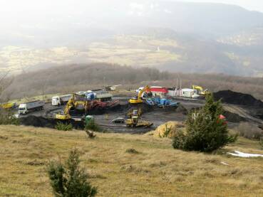 Leger za utovar uglja Lager za utovar uglja sa kopa u Mednoj koji se nalazi na samoj prometnici.