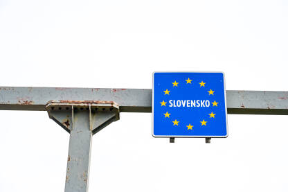 Saobraćajni znak na ulazu u Slovačku. Saobraćajni znak na ulazu u Slovačku. Granica između Austrije i Slovačke Republike.