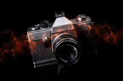Analogni fotoaparat Praktica L Praktica L
Prva generacija: L-serije (period proizvodnje 1969-1975, Njemačka)
Inače L serija se proizvodila u četiri generacije od 1969 do 1989 godine.