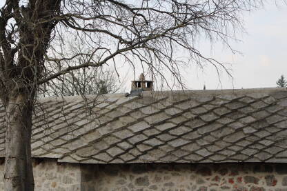 Kameni krov Kuća sa kamenim pločama kao krovom i specifičnom kapom dimnjaka; Begovina, Stolac