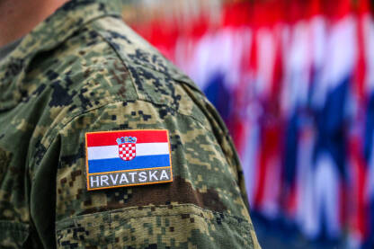 Vojnička uniforma, Hrvatska Oružane snage Republike Hrvatske tokom službene ceremonije. Grb i državna zastava na ramenu vojnika. Hrvatski vojnik.