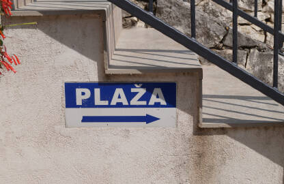 Plaža Znak za pravca za plažu na stepenicama.