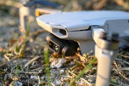 Srušen i oštećen dron. Srušen i oštećen dron. Dron koji je pao na zemlju. Nesreća tokom leta.