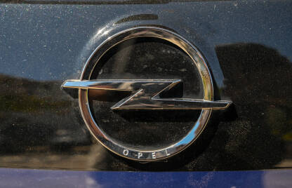 Opel znak na automobilu. Opel znak na automobilu. Logo. Opel je njemački proizvođač automobila.