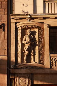 Sarajevo, Salomova palata, skulpture Skulptura od kamena na fasadi Salomove palate u Titovoj ulici u Sarajevu
