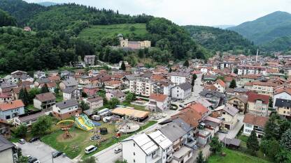 Snimak Fojnice, grada iz Bosni i Hercegovini, iz vazduha. Kuće i zgrade u Fojnici. Centar grada.