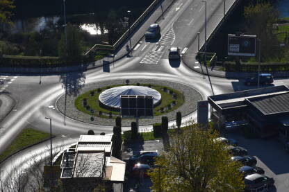 Kružni tok u Jajcu Kružni tok u Jajcu sa fontanom u centru i zelenom površinom oko fontane.