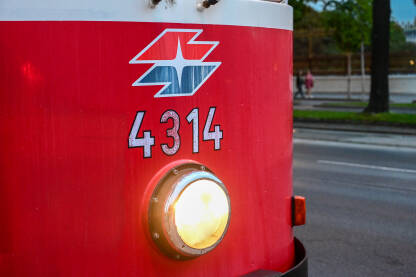 Javni prevoz u Beču Wiener Linien znak na tramvaju u Beču, Austrija. Logo kompanije bečkog javnog prevoza.