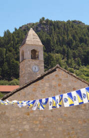 Stolačka sahat-kula sa zastavicama Bosne i Hercegovine.