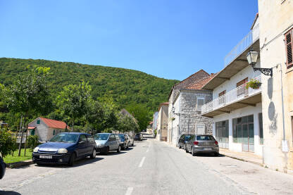 Vrlika, Hrvatska. Zgrade i ulice u centru mjesta.