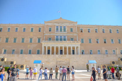 Atina, Grčka: Zgrada parlamenta Grčke. Stara kraljevska palata na trgu Sintagma, trenutno sjedište grčkog parlamenta. Ljudi ispred institucije.