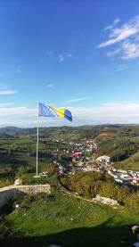 Bužim i zastava BiH, pogled sa tvrdjave