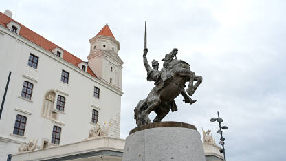 Statua kralja Svätopluka I u dvorištu Bratislavskog dvorca u Slovačkoj. Konjički kip Svätopluka I u istorijskom Bratislavskom zamku.