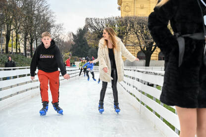 Mladi ljudi na klizaljkama. Ljudi se kližu na ledu. Mladi ljudi na klizaljkama. Advent u Zagrebu, Hrvatska.
