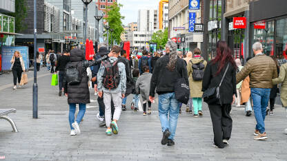 Rotterdam, Nizozemska: Ljudi šetaju u centru grada. Rotterdam, Nizozemska: Ljudi šetaju u centru grada.