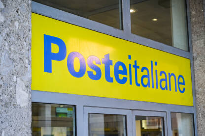 Simbol pošte Italije. Natpis pošta Italija. Simbol pošte Italije. Natpis pošta Italija. Pružalac poštanskih usluga.