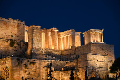 Akropol u Atini, Grčka. Zgrada Partenona noću. Svjetska UNESCO baština.