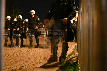 Policajci za šlemovima i štitovima, spremni za razbijanje studentskih protesta, 15. marta 2025. u Beogradu.