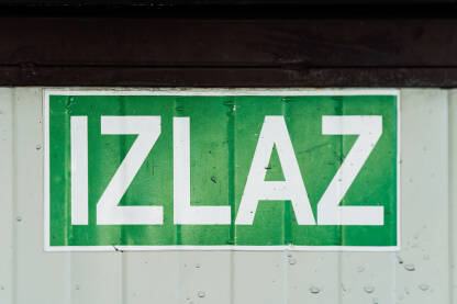Znak izlaz Znak izlaz na metalnim vratima.