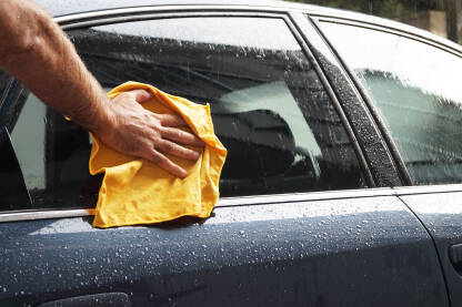 Ruka sa krpom, sušenje auta nakon pranja.