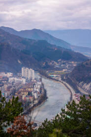 Panorama Konjica Panorama Konjica, pogled sa brda Vrtaljica na rijeku Neretvu u Konjicu. Također se vide Gradski bazeni, stadion FK Igmana i ulica Kolonija.