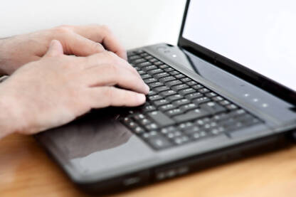 Lapop ruke 2 Ruke na laptopu
