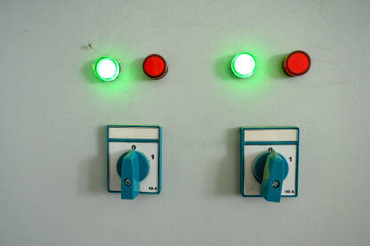 Mnogo prekidača na električnoj kontrolnoj tabli. Krupni plan prekidača za rad i svjetala. Industrijska električna kontrolna ploča u fabrici.